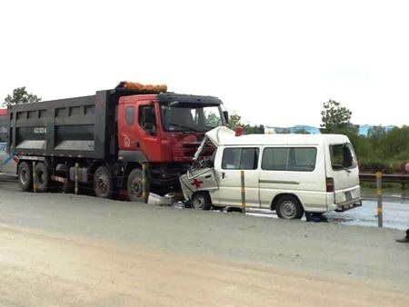 Xe cứu thương đối đầu xe ben, một cháu bé tử vong - 1 Hiện trường vụ tai nạn