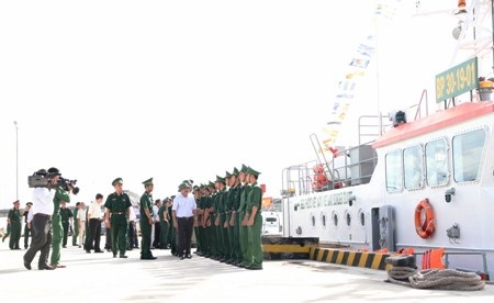 Lãnh đạo tỉnh Quảng Trị tham quan tàu