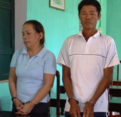 Bắt quả tang đối tượng tàng trữ gần 40kg thuốc nổ trái phép - 1 Ông Thành cùng bà Tư tại cơ quan công an (ảnh do BĐBP cung cấp)