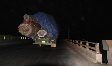 Xe quá khổ, quá tải là một trong những tác nhân khiến cầu, đường bị cày nát