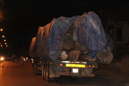 Xe “quá khổ, quá tải” chạy ung dung trên Quốc lộ 1A