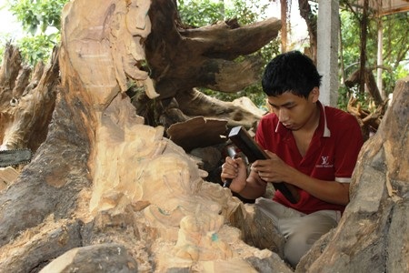 Em Anh đã chế tác được những chi tiết phức tạp, tạo hồn cho bức tượng