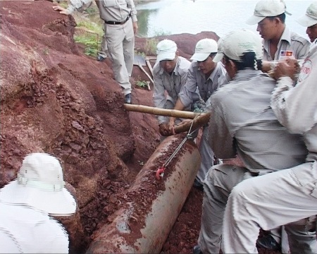 Xử lý quả bom "khủng" nặng gần 500 kg - 1 Lực lượng rà phá bom mìn tiến hành đưa quả bom lên mặt đất
