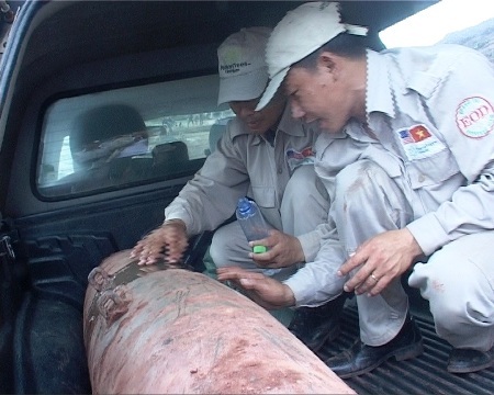 Xử lý quả bom "khủng" nặng gần 500 kg - 2 Qủa bom khủng đã được vận chuyển lên xe để đưa đi xử lý