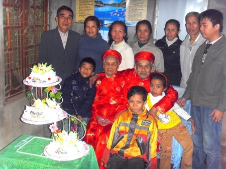 Con cháu trong gia đình tổ chức lễ mừng thọ cho 2 cụ