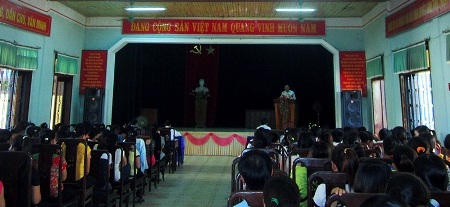 Hàng trăm giáo viên có nguy cơ thất nghiệp vì huyện thiếu kinh phí - 2 Nhiều người bày tỏ lo lắng khi thôi việc sẽ khó có khả năng tìm việc mới do tuổi đã cao.