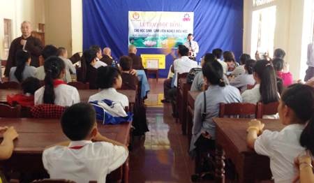 Trao hàng chục suất học bổng cho học sinh, sinh viên khó khăn