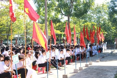 Học sinh hân hoan tham dự lễ khai giảng.