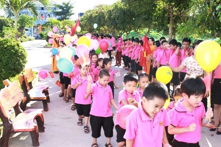 Học sinh Tiểu học tại trường Trưng Vương nô nức tham dự lễ khai giảng.