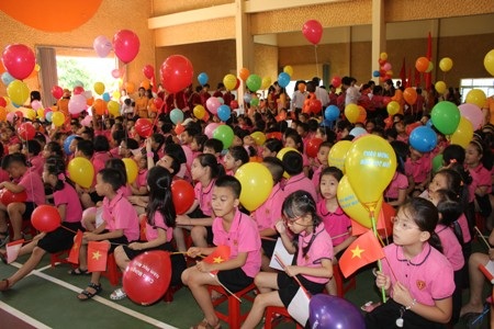 Học sinh Tiểu học tại trường Trưng Vương nô nức tham dự lễ khai giảng.