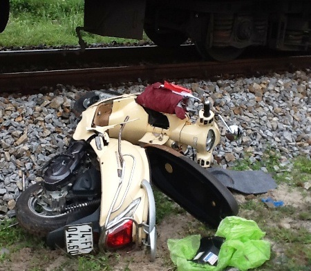 Vụ va chạm khiến xe máy bị hư hỏng nặng