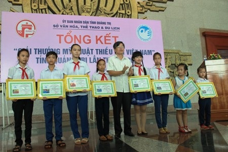 Ban tổ chức trao giải A cho các cá nhân có tranh vẽ đạt chất lượng tốt