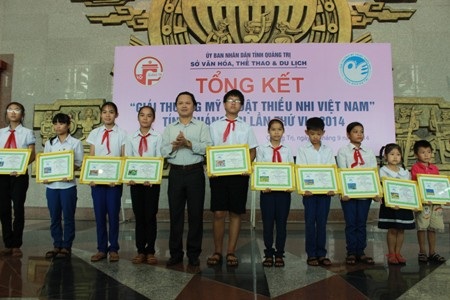 Nhiều tranh vẽ có tư duy sáng tạo thu hút người xem