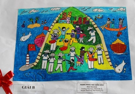 Nhiều tranh vẽ có tư duy sáng tạo thu hút người xem