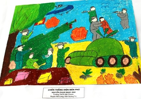 Nhiều tranh vẽ có tư duy sáng tạo thu hút người xem