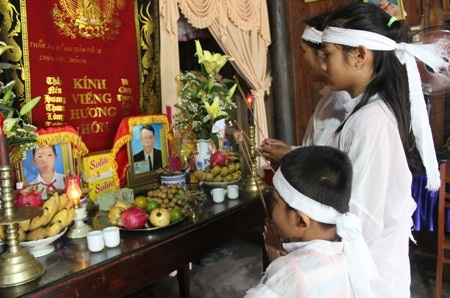 Ba mẹ con dâng hương cầu mong cho linh hồn 2 bố con được thanh thản nơi chín suối