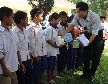 PV Dân trí trao quà cho các em học sinh trường Tiểu học xã Xy