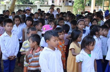 PV Dân trí trao quà cho các em học sinh trường Tiểu học xã Xy