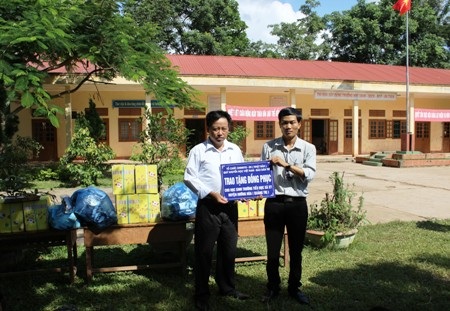 Đại diện nhà trường tiếp nhận món quà từ 