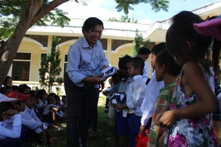 Đại diện nhà trường tiếp nhận món quà từ 