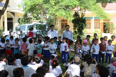 Đại diện nhà trường tiếp nhận món quà từ 