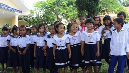 Niềm vui của học sinh trường Tiểu học Xy khi được khoác lên mình bộ đồng phục mới