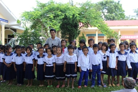 Niềm vui của học sinh trường Tiểu học Xy khi được khoác lên mình bộ đồng phục mới