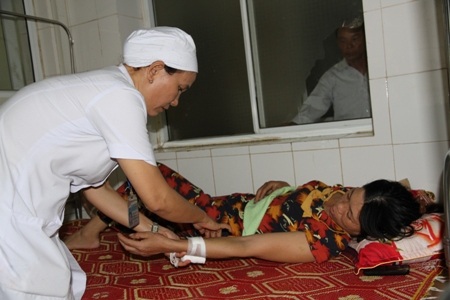 Chị Bình bị chấn thương nhẹ ở tay, chân đang được các bác sĩ BV Đa khoa Quảng Trị chăm sóc