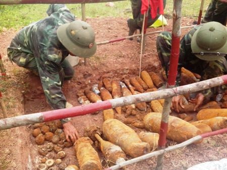 Lực lượng rà phá bom, mìn đang tập hợp số bom, đạn được tìm thấy để đưa đi xử lý 