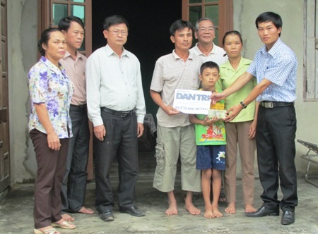 Trao gần 60 triệu đồng đến học sinh mang khối u lớn trên mặt - 3 Trước sự chứng kiến của đại diện chính quyền địa phương, PV Dân đã trao số tiền