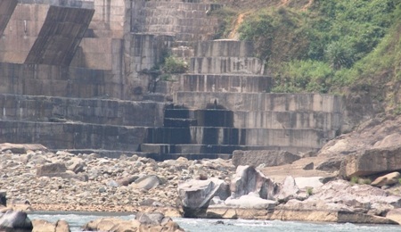 Phía hạ lưu ở chân công trình tràn xả lũ, chân hạ lưu công trình đã bị lở xói, rò rỉ nước rất nhiều