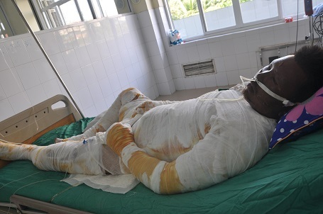 Nhìn chồng đau đớn, vật vã nhưng em Anh không biết làm thế nào để cứu chồng.