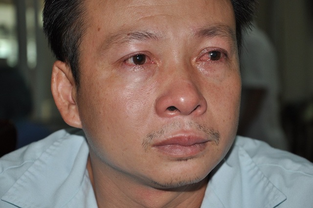 Kiệt quệ để cứu con, anh Hiệp ngỡ tưởng mình đã phải bỏ cuộc.