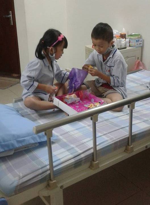 Ánh mắt cầu cứu của bé 7 tuổi mắc bệnh sống nhờ máu người khác - 5 Trong gia đình không chỉ có Hoàng Minh bị bệnh mà anh trai của em là cháu Hoàng Anh (9 tuổi) cũng mang bệnh và cùng đi viện như em gái.