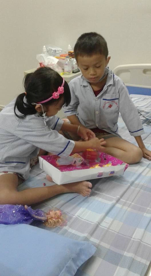 Ánh mắt cầu cứu của bé 7 tuổi mắc bệnh sống nhờ máu người khác - 6 Hàng ngày nhìn hai con, bố mẹ đau đớn như bị cắt từng khúc ruột.