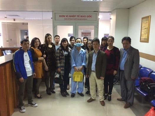 Nhờ tấm lòng bạn đọc Dân trí, bé Hoàng Minh đã được ghép tủy - 3 Ngoài ra anh còn nhận được hơn 300 triệu từ các cơ quan, cá nhân giúp đỡ.