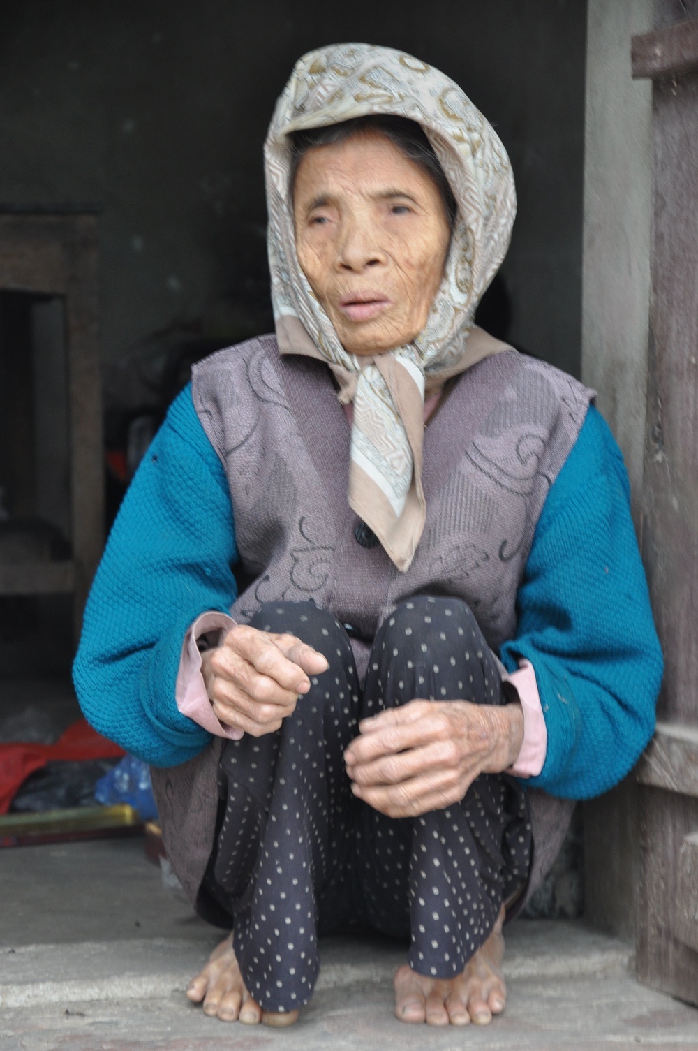 Thương mẹ già phải thường xuyên chạy trốn đòn roi của con trai - 10