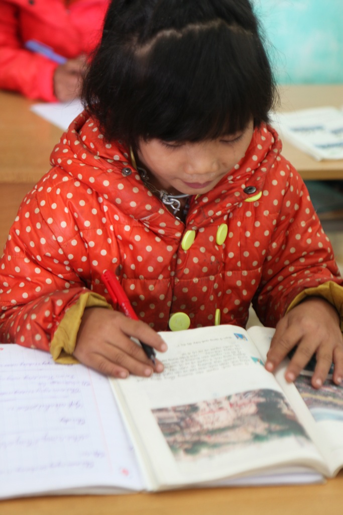 Mồ côi cha mẹ, cô bé dân tộc Mông bị khuyết tật vẫn vượt núi đến trường - 4 Hiện cuộc sống của em vô cùng khó khăn khi bà đã già yếu...