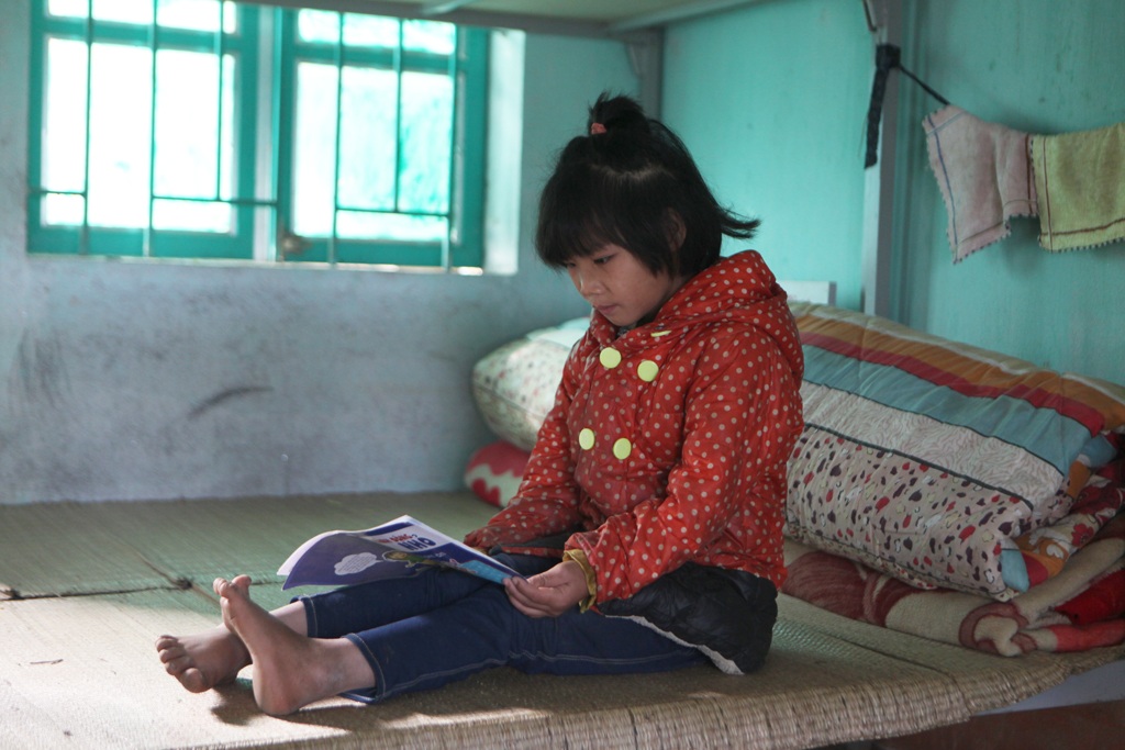 Mồ côi cha mẹ, cô bé dân tộc Mông bị khuyết tật vẫn vượt núi đến trường - 3 Sinh ra, Vàng đã bị dị tật ở chân nên việc đi lại vô cùng khó khăn.
