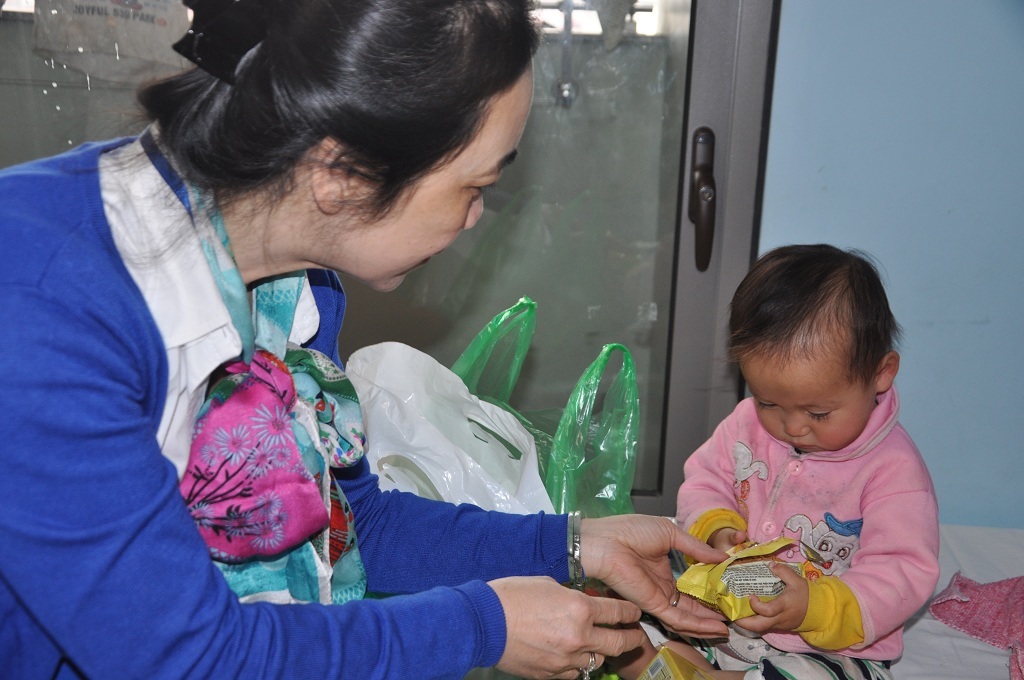 Với sự quan tâm của bệnh viện Nhi TW, bạn đọc Dân trí hoàn toàn yên tâm về việc chữa trị của em.