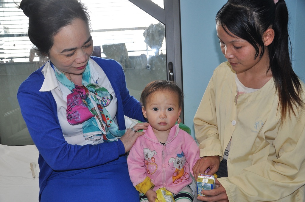 Thạc sĩ Dương Thị Minh Thu - Trưởng phòng Công tác xã hội bệnh viện thăm hỏi tình hình bệnh nhân.