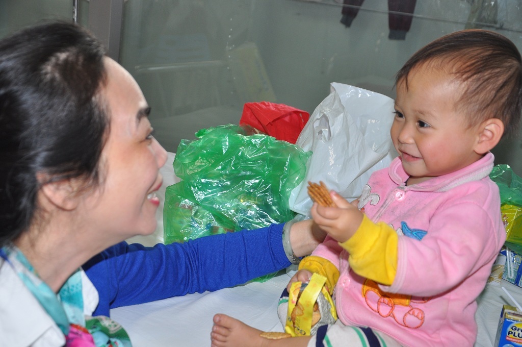 Em tỏ ra thích thú với những phần sữa, bánh mà các bác cho.