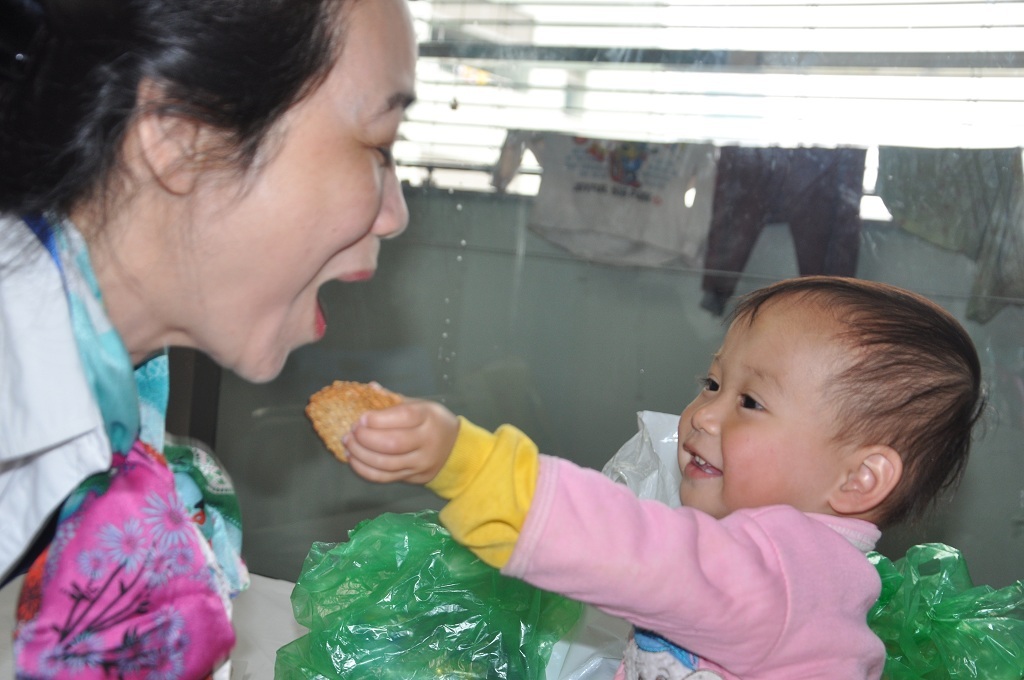 Bé Sơn vui vẻ với các bác ở bệnh viện đã giúp đỡ cho em.