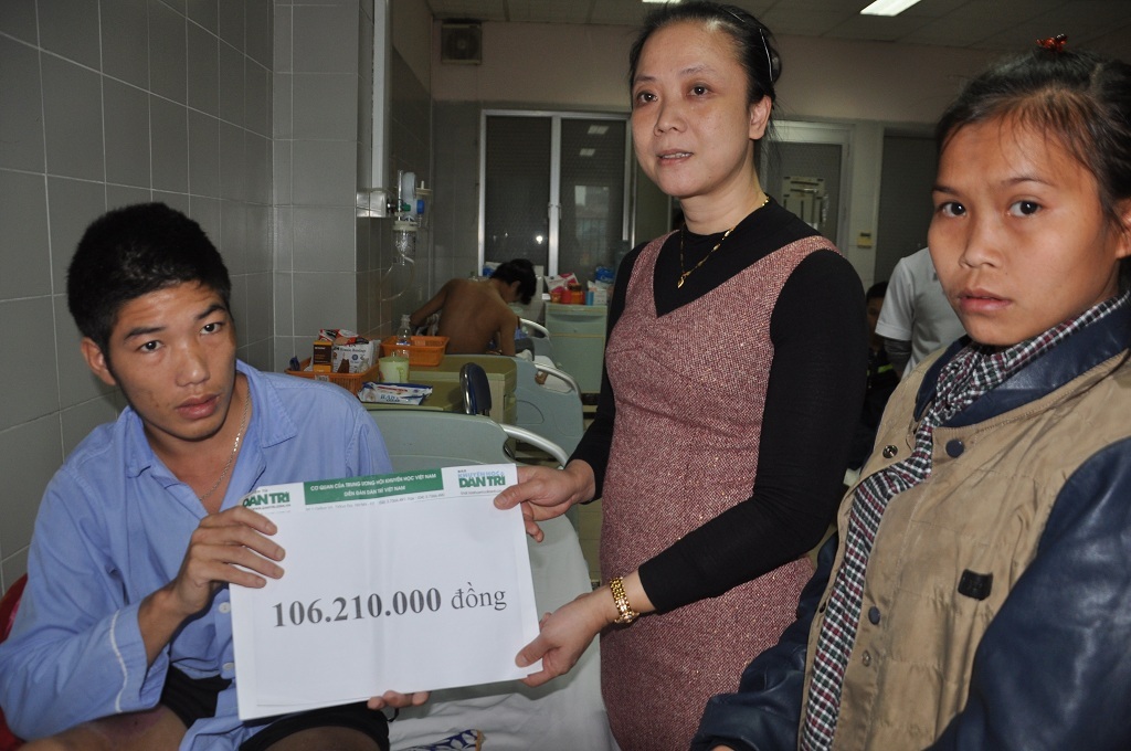 TS Phạm Thị Bích Đào – Phó trưởng phòng Kế hoạch tổng hợp bệnh viện thay mặt trao quà bạn đọc cho bệnh nhân.