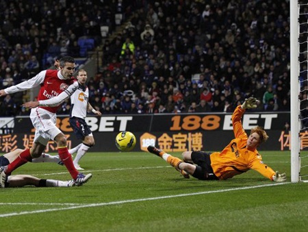 Hòa Bolton, Arsenal bị đánh bật khỏi tốp 5 - 3