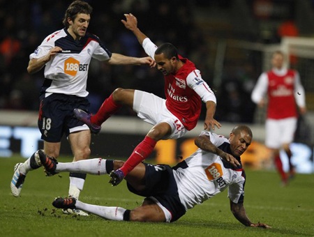 Hòa Bolton, Arsenal bị đánh bật khỏi tốp 5 - 2