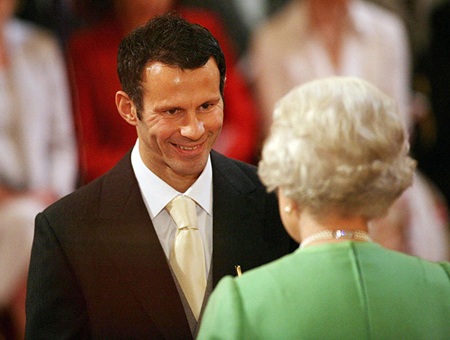 Các cột mốc trong 900 trận Giggs khoác áo Manchester United - 13