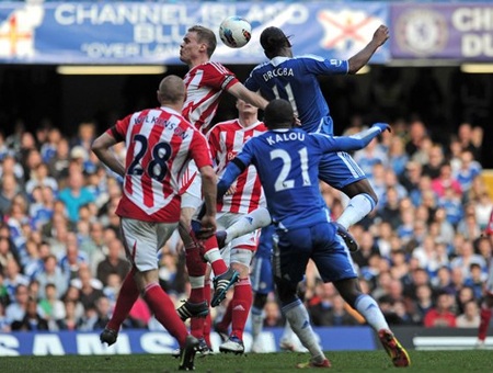 Chelsea vượt qua Stoke nhờ bàn thắng duy nhất của Drogba