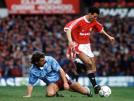 Các cột mốc trong 900 trận Giggs khoác áo Manchester United - 2