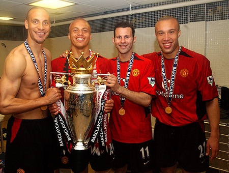 Các cột mốc trong 900 trận Giggs khoác áo Manchester United - 10